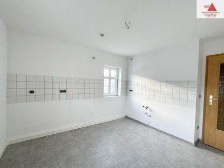 Großzügige, komplett sanierte 5-Raum-Wohnung mit zwei Bädern in Gornsdorf!! - Photo 5