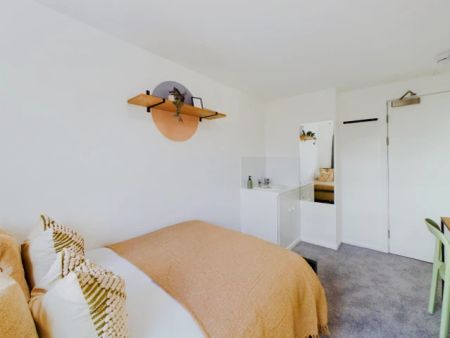 6 Bedroom House - Photo 5