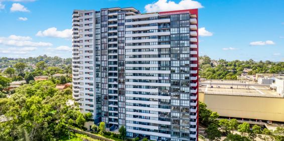 Stylish Urban Retreat with Panoramic Views - Photo 3