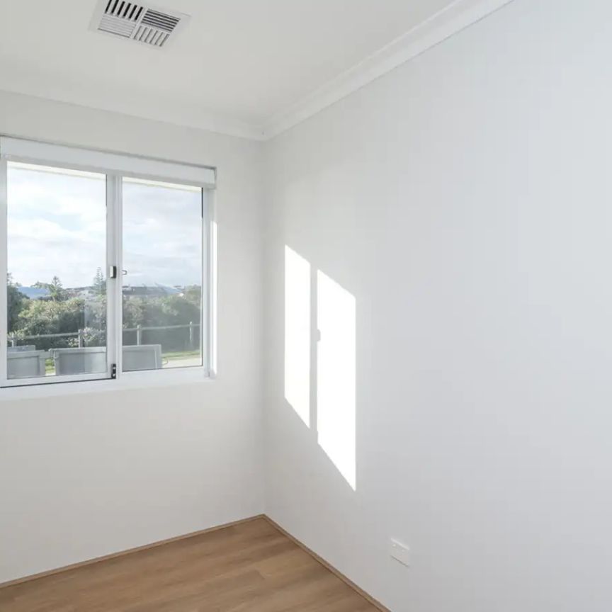 “Brand-New Luxury Home with Ocean Views � 5 Bedrooms, 2 Studi” - Photo 1