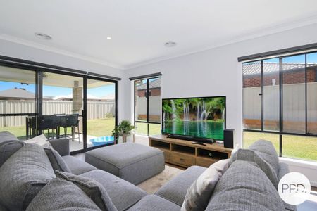BEAUTIFUL 4 BEDROOM HOME! - Photo 4