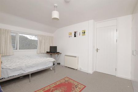 5 bedroom end of terrace house to rent - Photo 3