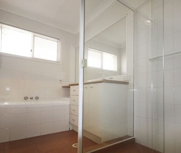 Comfortable & Spacious 4 Bedroom Home - Photo 6