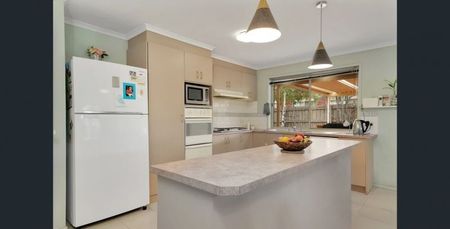 9 Elliott Court Burnside VIC - Photo 2