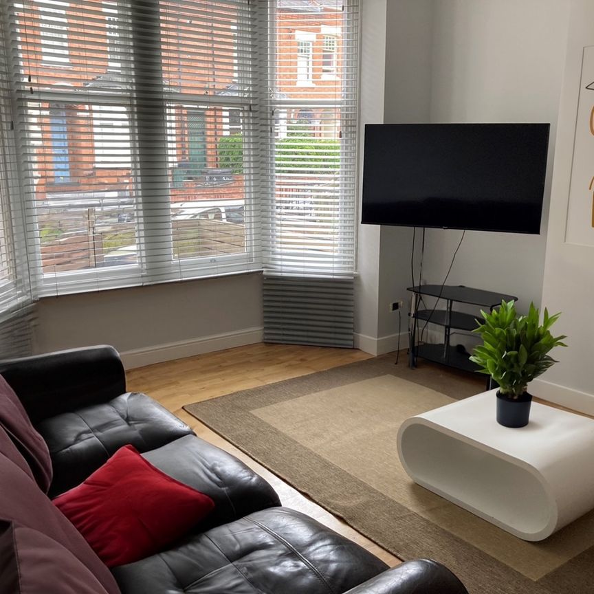 6 Bed Semi-Detached House, Daneshill Road, LE3 - Photo 1