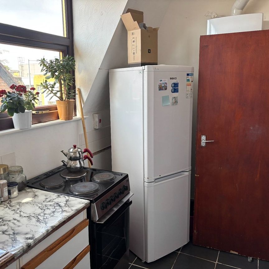 Studio Flat, Moss Lane East, M14 - Photo 1