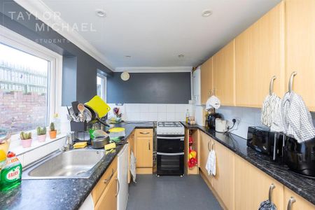 4 bedroom terraced house to rent - Photo 2