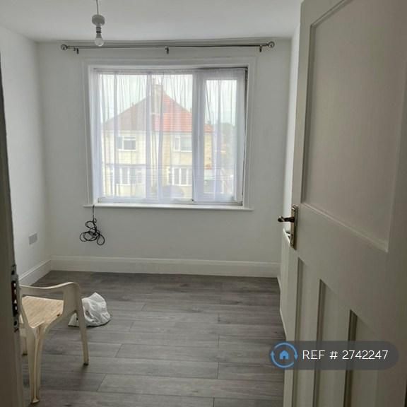 4 bedroom semi-detached house to rent - Photo 1