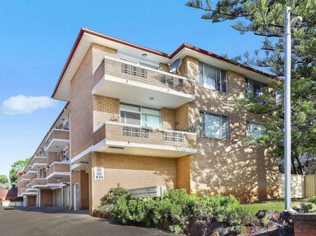 3 Bedroom apartment with Lock up Garage- up to 10 month lease available - Photo 5