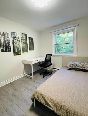 For Lease - 166 Chaplin Crescent Unit# 2nd floor one room, Toronto, Ontario - Photo 1