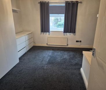 2 bedroom mews to rent - Photo 6