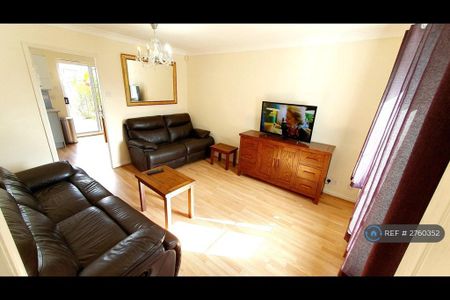 3 bedroom semi-detached house to rent - Photo 2