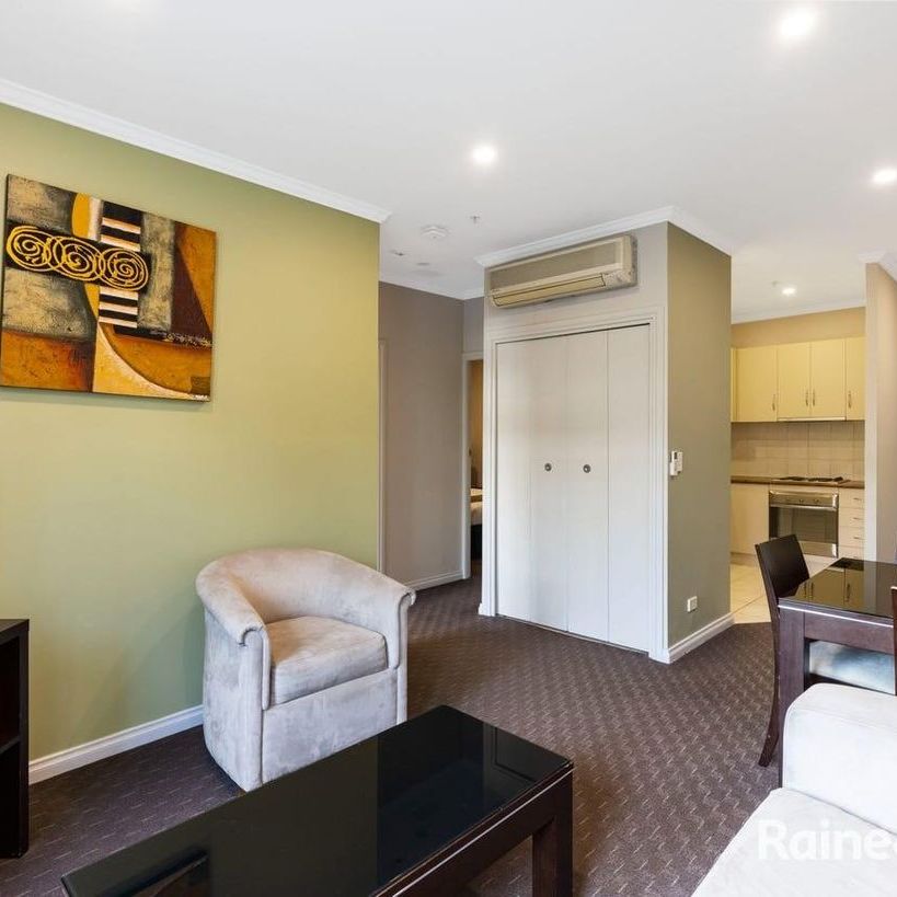 Chic Fully Furnished Inner-City Apartment - Prime CBD Location - Photo 1