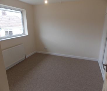 3 bedroom end of terrace house to rent - Photo 2