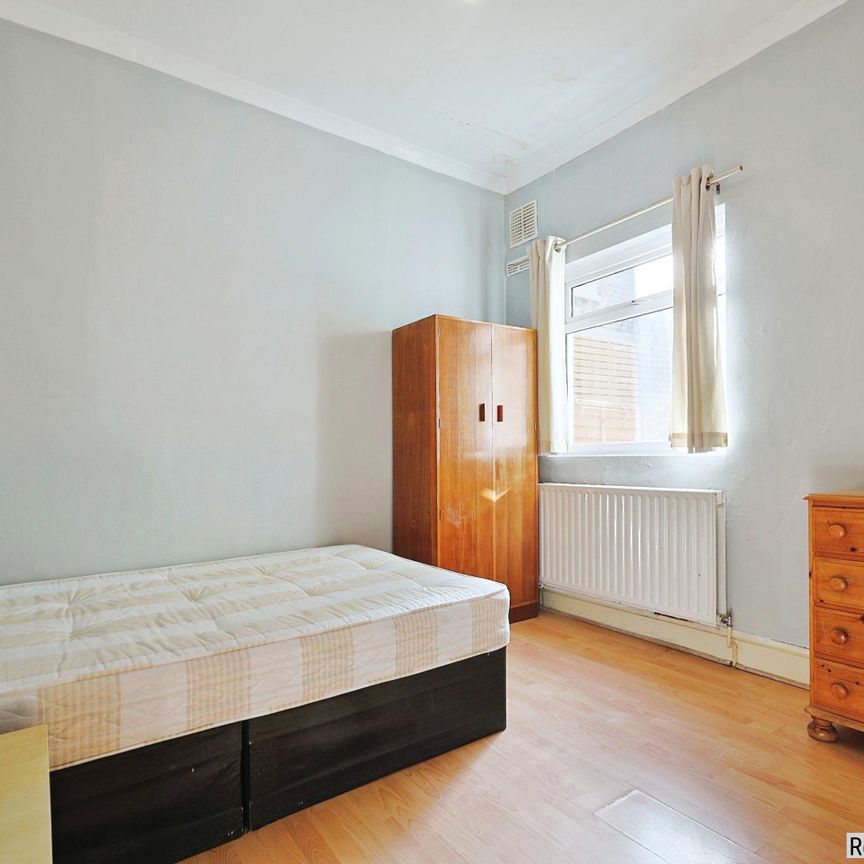 2 bed Flat in Plough Road , London, SW11 2AL - Photo 1