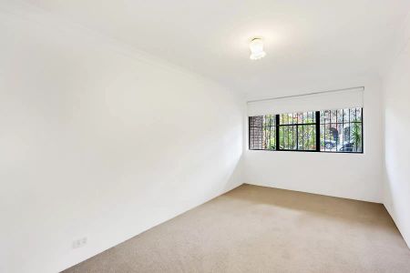 SPACIOUS 2 BEDROOM GARDEN APARTMENT WITH PRIVATE ENTRANCE & SECURE PARKING - Photo 2