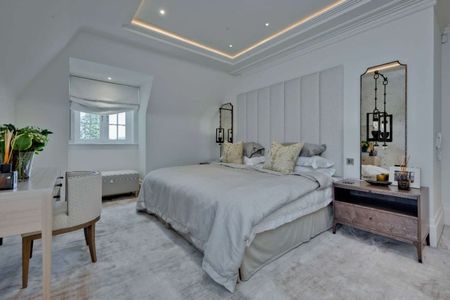 Luxurious penthouse apartment set in a gated development in a prestigious private road. - Photo 5