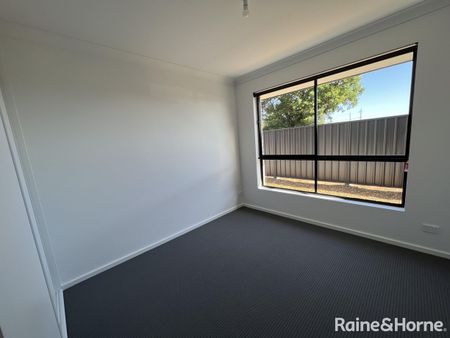 Four bedroom home in Para Hills! - Photo 5