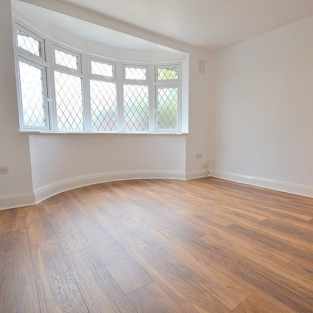 3 Bed Flat, Mill Hill East, NW7 - Photo 1