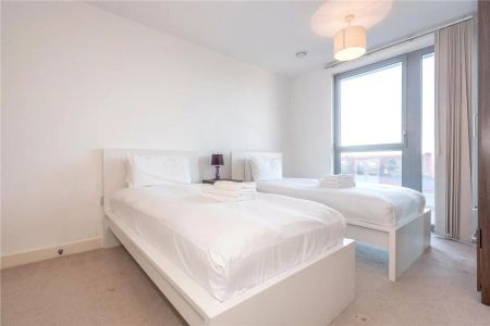 3 bedroom flat - Photo 4