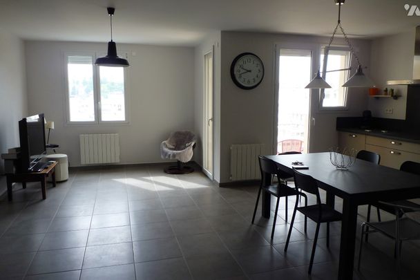 Appartement avec 2 chambres et balcon, à proximité des commerces et de la gare routière. - Photo 1