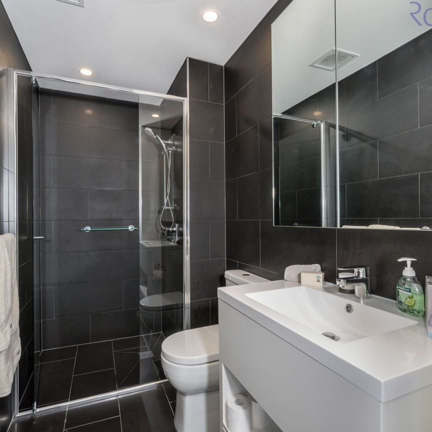 Air-conditioned apartment with panoramic city and harbour views. Includes parking for TWO vehicles. - Photo 1