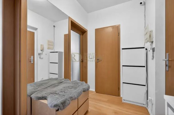 Pronájem bytu 2+kk s balkonem, garáží a prostorným sklepem 22,6 m - Photo 1