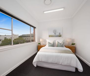 Free standing light filled house, convenient to shops and bus, low ... - Photo 3