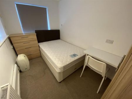 4 bedroom end of terrace house to rent - Photo 5