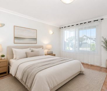 Spacious Family Home with Pool & City Views – Unfurnished - Photo 3