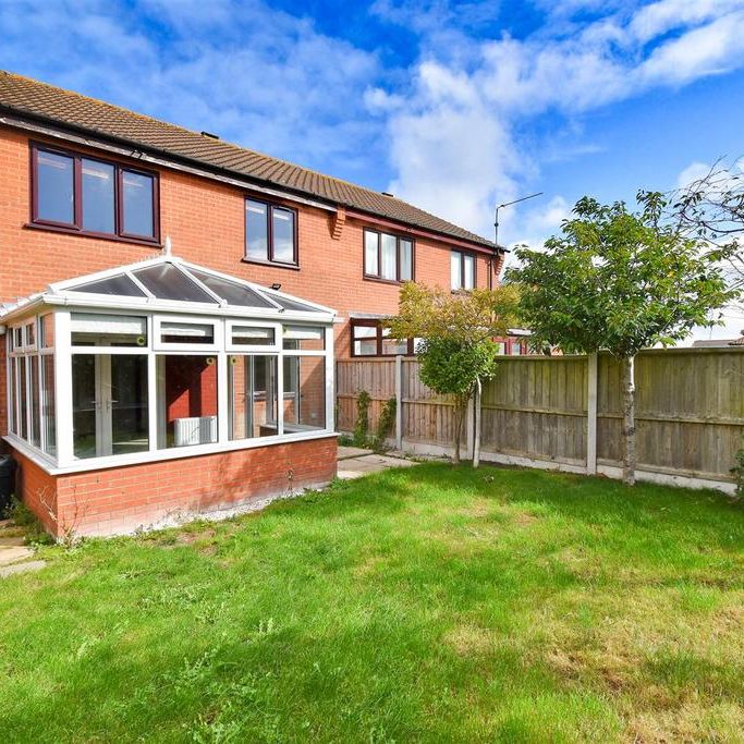 4 bedroom semi-detached house to rent - Photo 1