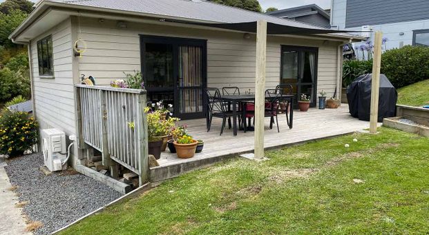 Modern home, two bathrooms & indoor/outdoor flow - Photo 1