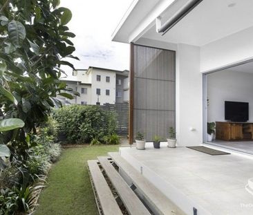 Single Level Villa 3-2-2, Perfect Lifestyle Near the Bay - Photo 5