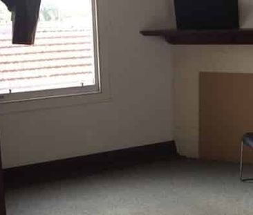 Centrally located flat to uni at a great price - Photo 1