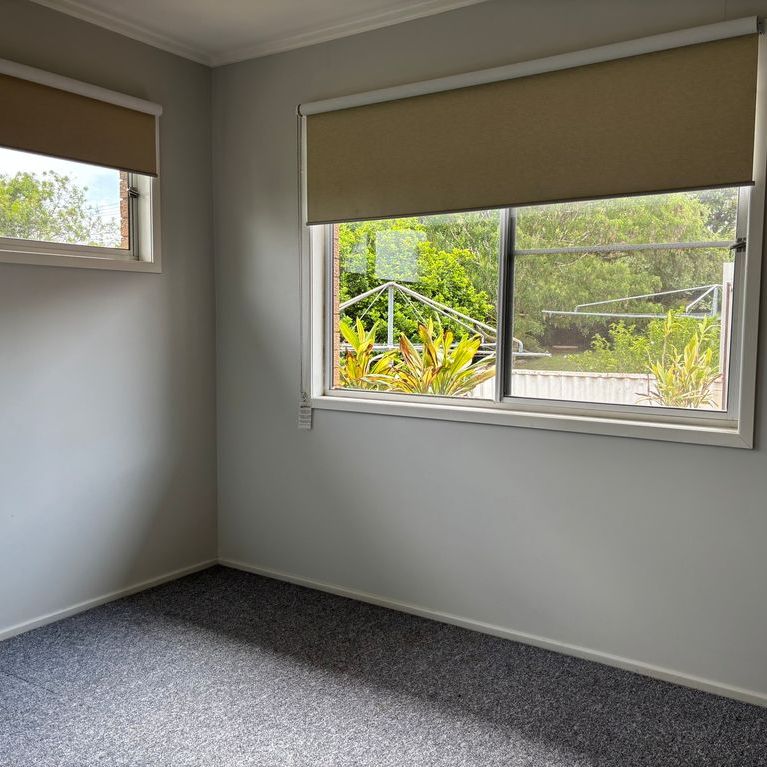 Comfortable 3-Bedroom Home with Air Conditioning and Sunroom - Photo 1