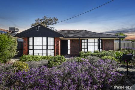 Spacious three bedroom two bathroom home in quiet court location - Photo 4