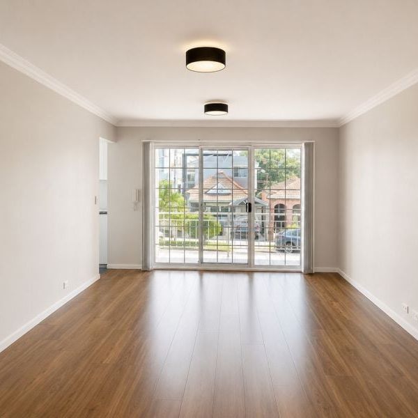 MODERN THREE-BEDROOM APARTMENT + 2 BATHROOMS - Photo 1