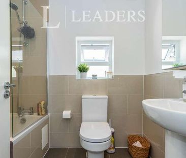 Hersham Road, KT12 - Photo 1