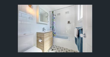 Beautifully Renovated One Bedroom Apartment - Photo 4