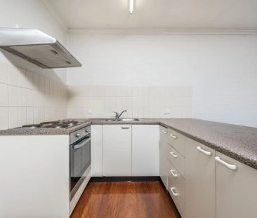 Sun drenched apartment - Photo 6