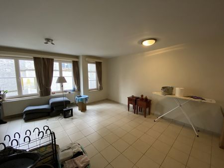 Centraal gelegen appartement op wandelafstand van winkels, scholen en openbaar vervoer. - Photo 2