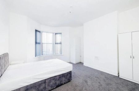 3 bedroom flat to rent - Photo 4