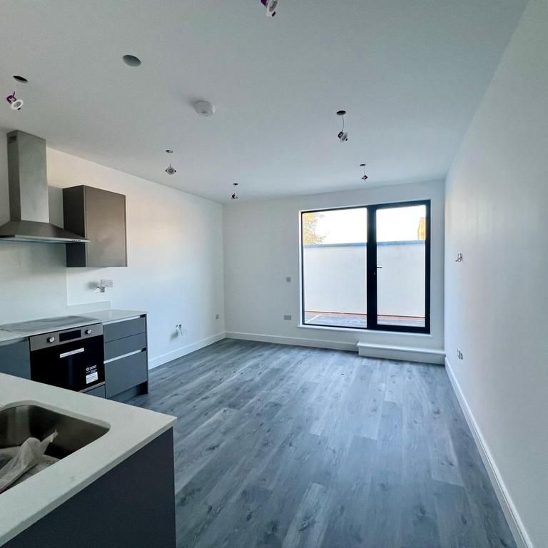 5 bedroom semi-detached house to rent - Photo 1