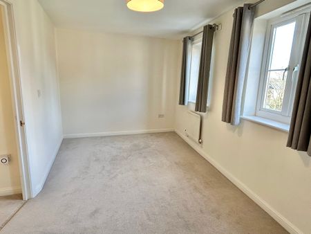 3 bedroom Superb Three Bedroom House to rent - Photo 2