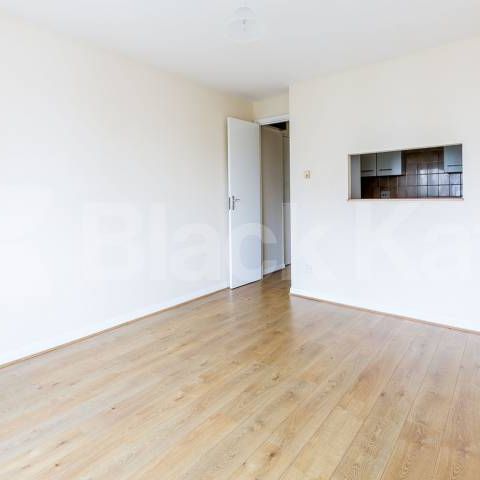 Large reception, 2 double bedroom rooms on a quiet residential street - Photo 1