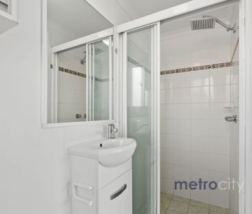 Stylish Apartment with Large Balcony and City Views! - Photo 6