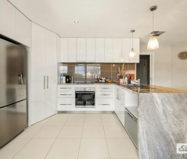 Style and low-maintenance living in excellent location! - Photo 6