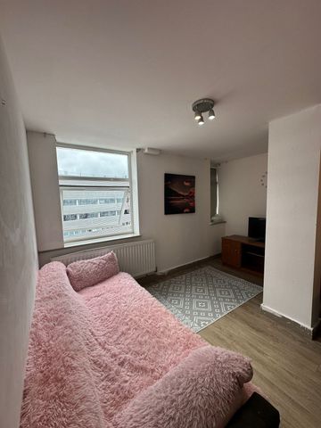 Two bedroom apartment ideal for working families- 1900 pcm inclusive bills - Photo 3