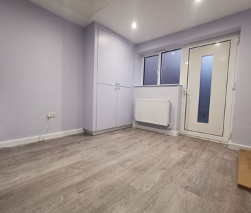 1 Bed Flat - Photo 2