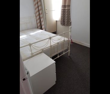 1 Bed Flat, The Drive, IG1 - Photo 1